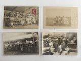 plusieurs vieilles photos en noir et blanc représentant des personnes au milieu d'une foule
