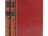 Les trois livres sont alignés les uns à côté des autres sur une surface blanche.