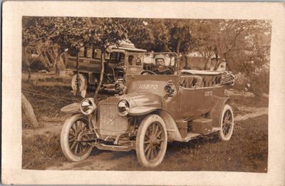 une vieille photo d'une voiture d'époque garée sur le bord de la route
