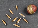 Plusieurs crayons et une boule de bois sont posés sur une table