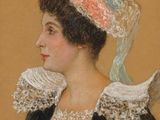 portrait d'une femme en robe noire, coiffée d'un chapeau rose et blanc