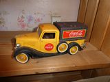 un camion miniature posé sur une étagère
