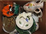 une boîte en carton remplie d'assiettes et de bols de toutes sortes