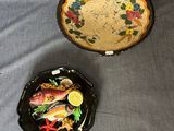 deux assiettes contenant du poisson, posées sur la table