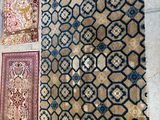 de nombreux tapis accrochés au mur d'une pièce