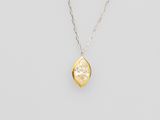 un pendentif en forme de losange jaune et blanc, monté sur une chaîne en argent
