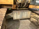 un bulldozer jaune garé sur le bord de la route