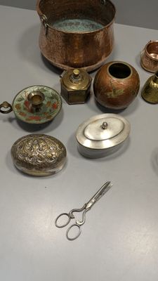 un grand nombre d'objets différents posés sur une table