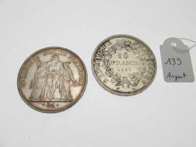 deux pièces d'argent, dont l'une représente une femme et l'autre un homme