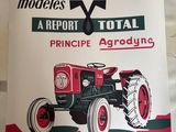 Une publicité pour un tracteur est posée sur une table