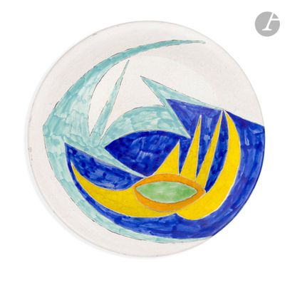 une peinture représentant un voilier sur une assiette bleue et jaune