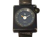 une image représentant une montre carrée noire avec un cadran noir