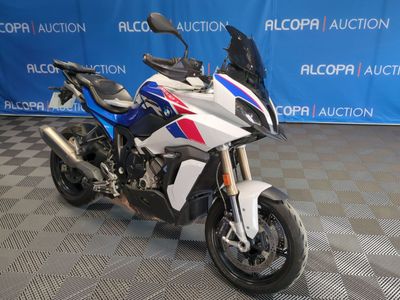 une moto blanche et bleue garée devant un mur bleu