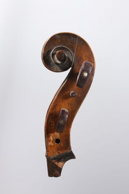 un vieux violon auquel est accroché un archet en bois sur le dos
