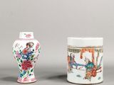 deux vases chinois et un petit vase posés sur un support gris