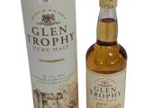 une photo d'une bouteille de whisky Glen Trophy à côté d'un bidon