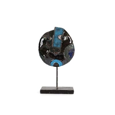 une photo d'une sculpture bleue et noire posée sur un socle