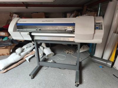 une machine posée sur un support dans un garage