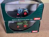 une boîte contenant un petit tracteur, posée sur une table