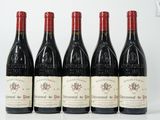 six bouteilles de vin sont alignées dans une rangée