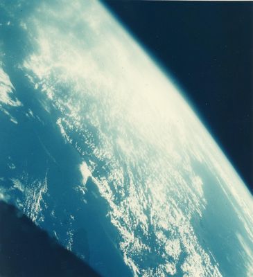 vue de la Terre depuis l'espace, avec la Lune en arrière-plan