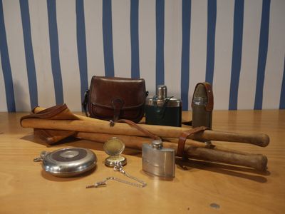 de nombreux objets posés sur une table en bois