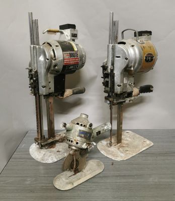 une paire de perceuses électriques vintage exposées sur une table en bois