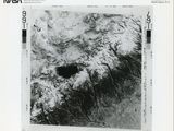 une vieille photo en noir et blanc représentant une montagne percée d'un trou