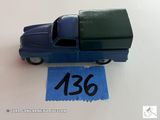un petit camion jouet bleu avec une étiquette bleue dessus