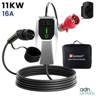 une image représentant un chargeur de voiture auquel est raccordé un câble et dans lequel est branché un chargeur