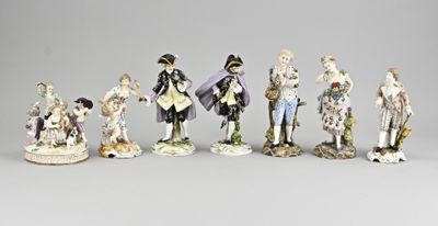 sept figurines représentant des personnes alignées