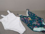 deux maillots de bain posés par terre l'un à côté de l'autre