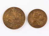 deux pièces d'or sur lesquelles figurent les portraits d'un homme et d'une femme