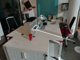 un bureau avec un ordinateur et une chaise dans une pièce