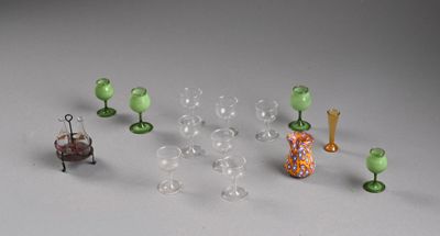 tout un tas d'objets en verre sur la table