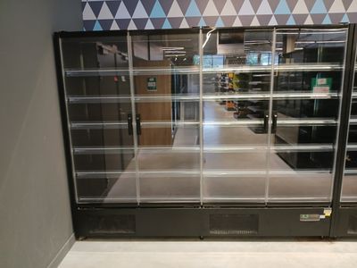 une image représentant un magasin avec une porte vitrée et des étagères