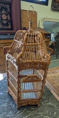 une cage à oiseaux posée sur une table dans un salon