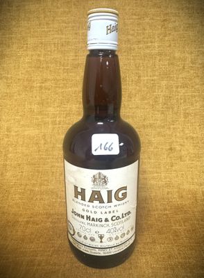 une photo d'une bouteille de whisky Haig posée sur une table