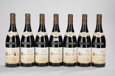 six bouteilles de vin sont alignées dans une rangée