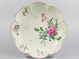 une image représentant une assiette décorée de fleurs