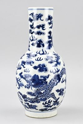 Vase chinois bleu et blanc orné d'un motif de dragon