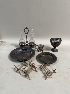 beaucoup d'objets en argent sur la table