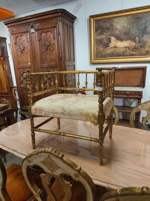 une table, des chaises et un lit dans une pièce