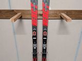 une paire de skis accrochée à un support dans un garage
