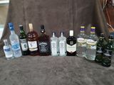 de nombreuses bouteilles d'alcool de toutes sortes alignées sur la table