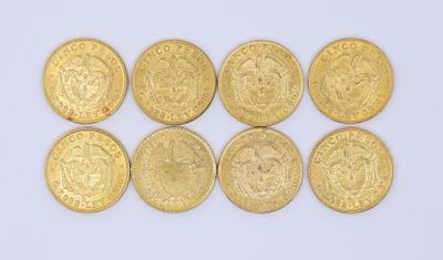 six souverains d'or sont disposés en rangée sur une surface blanche