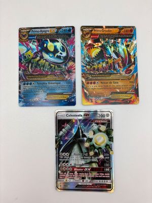 trois cartes pokemon posées les unes sur les autres sur une table
