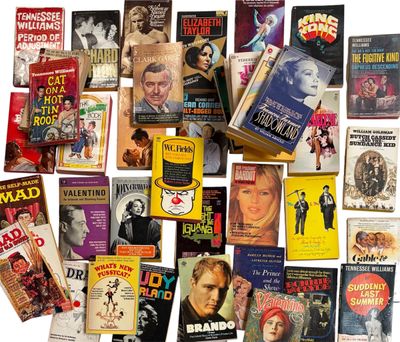 beaucoup de livres posés sur une surface blanche