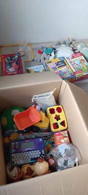 une boîte en carton remplie de jouets et d'autres objets