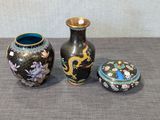 trois vases posés l'un à côté de l'autre sur une table